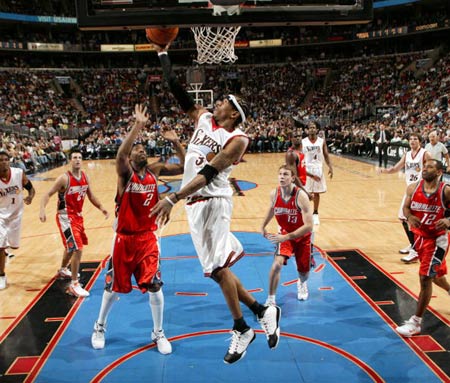 男篮在回防 男篮在回防