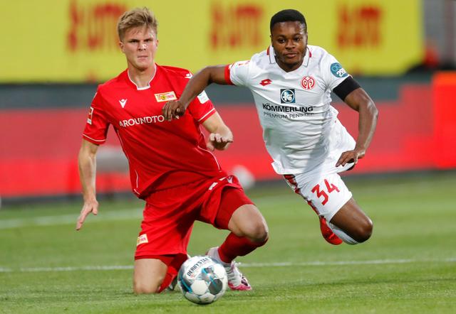 为轴心的 为轴心的